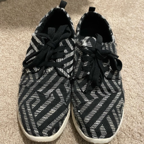 TOMS women’s striped sneakers size 7! - Picture 2 of 11